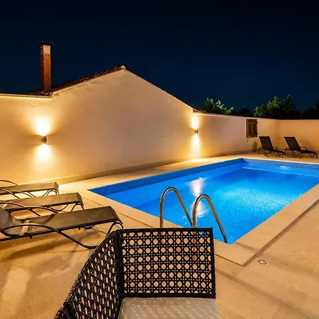 Casa vacanze Fulia With Pool