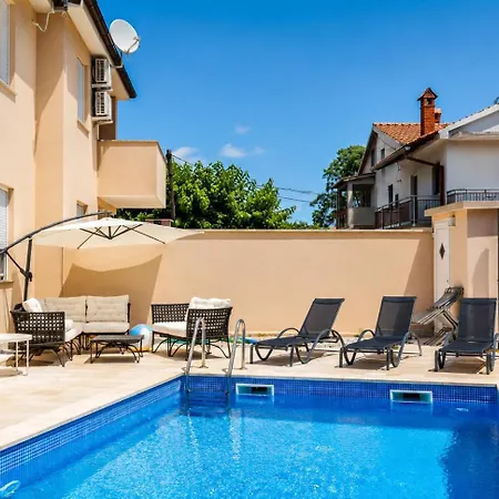 Fulia With Pool Galižana